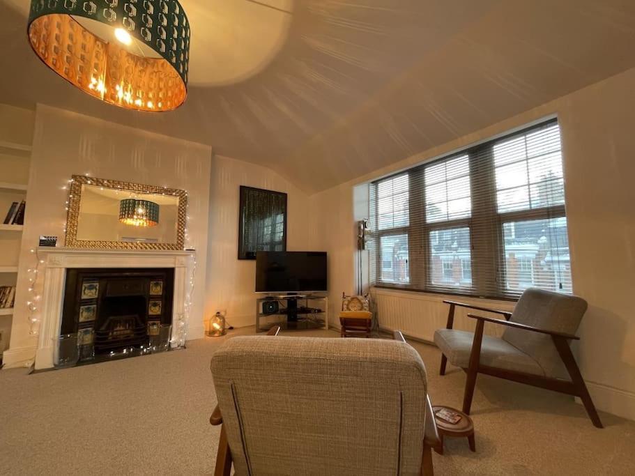 Spacious Two Bedroom Flat In Prestigious Highgate. London Eksteriør billede
